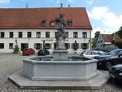 Brunnen mit der Heiligenfigur Johannes-von-Nepomuk