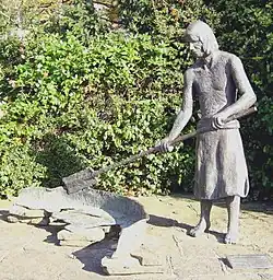 Skulptur eines Salzsieders um 800 v.&nbsp;Chr. auf dem Salzhof in Bad Salzuflen