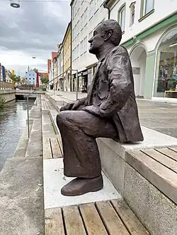 Denkmal Karl Obermayr, Freising, Moosach, Obere Hauptstraße, Bronzestatue, Bronzeskulptur, Künstlerin Ioana Luca
