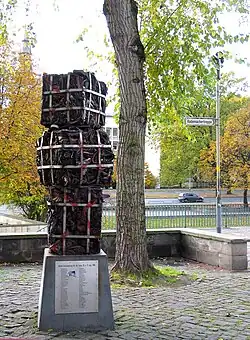 Denkmal für Kurt Schwitters und Karl Jakob Hirsch von János Nádasdy