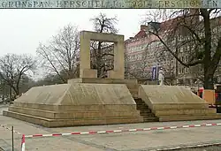 Mahnmal für die ermordeten Juden Hannovers am Opernplatz der Stadt, oben die Gravur für Herschel Grynszpan (Fotomontage)