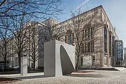 Denkzeichen für die Gründungsväter des Friedrichstadt-Palastes in Berlin-Mitte