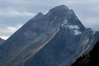 Dent de Brenleire. Rechts die Nordostwand, links die Ostwand, dahinter die Spitze des Dent de Folliéran
