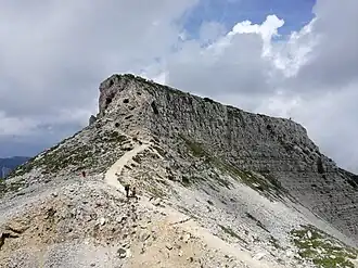 Österreichische Platte mit Eselsrücken, im Vordergrund links der Rand des Minenkraters der italienischen Sprengung vom 1. Oktober 1917
