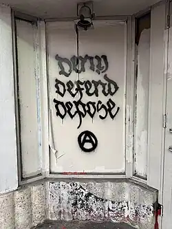 „Deny Defend Depose“-Graffiti in Miami Beach, Florida