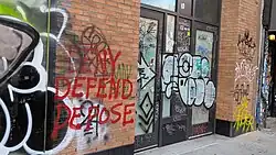 „Deny Defend Depose“-Graffiti in New York City