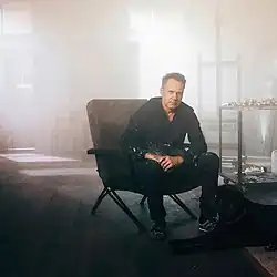 Porträtfoto des Künstlers Andy Denzler im Atelier, Foto: Lukas Mäder