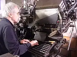 Der Bildhauer Peter Marggraf setzt Buchtext an der Zeilensetz­maschine „Linotype“ in Blei für den Buchdruck