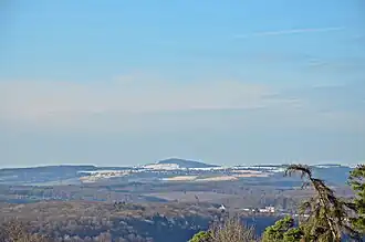 Der Katzenbuckel von Bergfeld (Mosbach) aus gesehen (mittig)