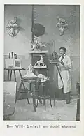 „Herr Willy Umlauff am Modell arbeitend“