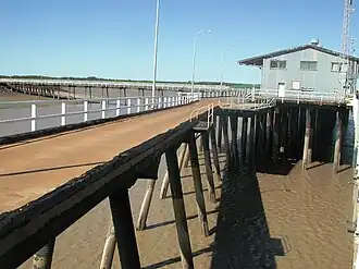Tidenhub des King Sound an der Schiffsanlegestelle im Hafen von Derby