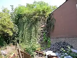 Rest eines Rundturmes an der NW-Ecke der Außenmauer