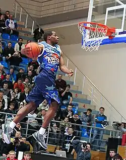 Derrick Zimmerman Dunking während des Superleague All-Star-Games im Jahr 2011