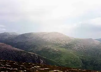 Blick vom südwestlich liegenden, 1037&nbsp;Meter hohen Càrn a’ Mhàim zum Derry Cairngorm