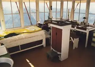 Einrichtung des Desolation Peak Lookout mit Bett und Gerät zum Anpeilen der Brandorte