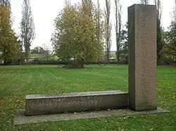 Stele auf dem Ehrenfriedhof zur Erinnerung an den nächtlichen Bombenangriff der RAF am 7. März 1945