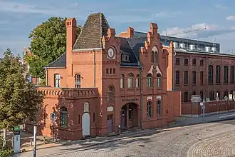 Eines der markantesten von Vering & Waechter erbauten Bahnhofsgebäude ist der 1894 eröffnete Wörlitzer Bahnhof in Dessau, der heute als denkmalgeschützter Eingang zum Umweltbundesamt fungiert.