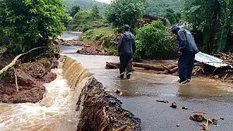 Zerstörte Straße in Satara, 26. Juli 2021