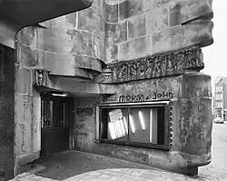 Relief am Warenhaus „De Bijenkorf“, Den Haag