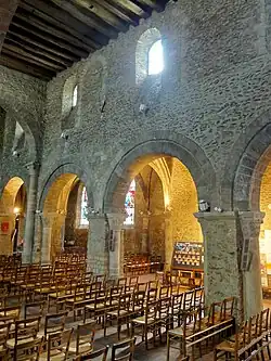 Flachgedecktes Langhausmittelschiff, versetzte Obergaden