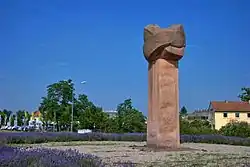 Karl-Heinz Deutsch: Knotenpunkt (2002); Kreisverkehr Konrad-Adenauer-Str. / Josef-Probst-Str. / Sondernheimer Str.