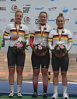 Sandra Hainzl (M.) als deutsche Meisterin im Teamsprint, mit Lea Sophie Friedrich (l.) und Emma Hinze