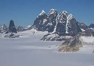 Blick von Süden auf Devils Paw (rechts) und Michaels Sword (links)