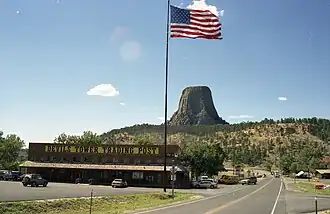 Entrance Road mit Devils Tower im Hintergrund