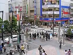 Zebrastreifen in Japan, der das diagonale Überqueren einer Kreuzung ermöglicht