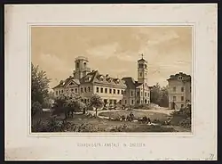 Bild vom Gebäude der Diakonissenanstalt in Dresden mit einer Frau und Kindern im Vordergrund und vor dem Gebäude zwei Diakonissen mit einem Patienten, der auf einer Trage von zwei Männern transportiert wird.