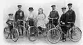 Familie auf Diamant-Rädern 1913