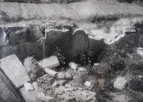 Die zerstörten Grabsteine