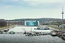 Die Stirnseite der Kieler Förde vom Wasser aus fotografiert.