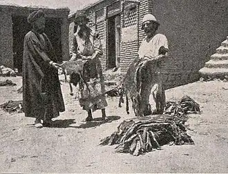 Rohfelle sortierende Händler in Buchara (vor 1914)