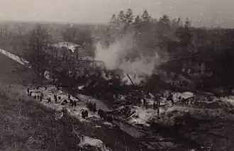 Die Mühle nach dem 2. Luftangriff (zu sehen sind Menschen, die versucht haben das Mehl zu sammeln)