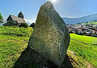 Menhir im Parc la Mutta, im Hintergrund die St.&nbsp;Remigius