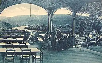 Die Veranda auf der «Schönegg» mit der Aussicht über den Rheinbogen