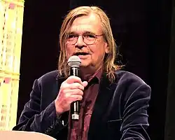 Diederichsen spricht auf Bühne in Mikro