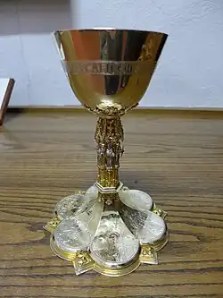 Diefflen, Neospätgotischer Kelch mit sechspassigem Pes, vergoldetes und versilbertes Messing, Handgravuren, Heiligenstatuetten am Stilus, Cuppa überfangen mit Gravur und Ornamenten