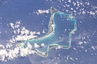 Zum Atoll Diego Garcia gehören die gleichnamige Hauptinsel und drei kleinere Inseln (im Satellitenbild oben rechts)