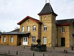 Empfangsgebäude mit Skulptur von Bonifatius Stirnberg, 2020