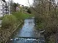Die begradigte Reppisch an der Hasenbergstrasse in Dietikon mit dem Ausfluss des Marmoriweihers (rechts)