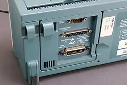 Anschlüsse eines Digitalen Oszilloskops von Tektronix mit Buchsen für RS-232, IEEE 1284 und GPIB