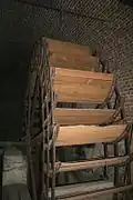 Das Wasserrad im Inneren des Gebäudes