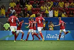 Szene aus dem Vorrundenspiel gegen Südafrika 2016: Der eingewechselte Robert Skov (2.&nbsp;v.&nbsp;r.) bejubelt seinen Siegtreffer in der 69. Minute. Mit ihm jubeln Gomes (4), Børsting (12), Bruun Larsen (10), Maxsø (6) und Jønsson