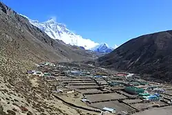 Dingboche, im Hintergrund links der Lhotse, etwas rechts der Bildmitte der Island Peak