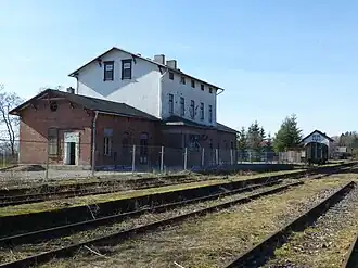 Ehemaliger Bahnhof von der Gleisseite im Jahr 2014