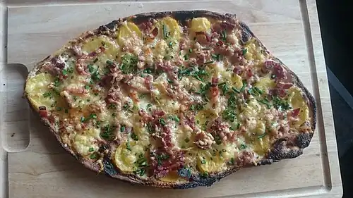 Klassische Variante einer oberschwäbischen Dinnete mit Kartoffel, Speck und Käse.