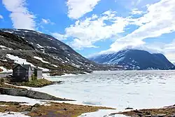 Das Djupvatnet mit der Djupvasshytta im Juni 2016