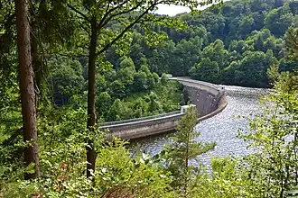 Staumauerkrone vom Oberwasser aus gesehen
